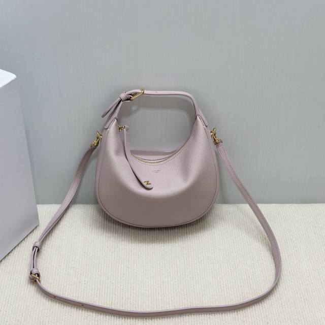 正品级 新品上线 Ce新款Lulu包 这次Ce新出的Lulu包真的绝了一眼就被这个月牙包击中 高级感直接拉满 包身是柔软的小牛皮 摸上去像是在Rua云朵. 五金