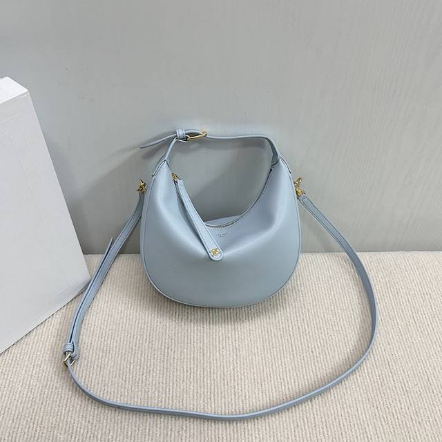 正品级 新品上线 Ce新款Lulu包 这次Ce新出的Lulu包真的绝了一眼就被这个月牙包击中 高级感直接拉满 包身是柔软的小牛皮 摸上去像是在Rua云朵. 五金 正品级 新品上线 Ce新款Lulu包 这次Ce新出的Lulu包真的绝了一眼就被这个月牙包击中 高级感直接拉满 包身是柔软的小牛皮 摸上去像是在Rua云朵. 五金