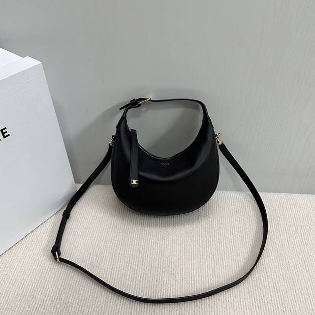 正品级 新品上线 Ce新款Lulu包 这次Ce新出的Lulu包真的绝了一眼就被这个月牙包击中 高级感直接拉满 包身是柔软的小牛皮 摸上去像是在Rua云朵. 五金 正品级 新品上线 Ce新款Lulu包 这次Ce新出的Lulu包真的绝了一眼就被这个月牙包击中 高级感直接拉满 包身是柔软的小牛皮 摸上去像是在Rua云朵. 五金