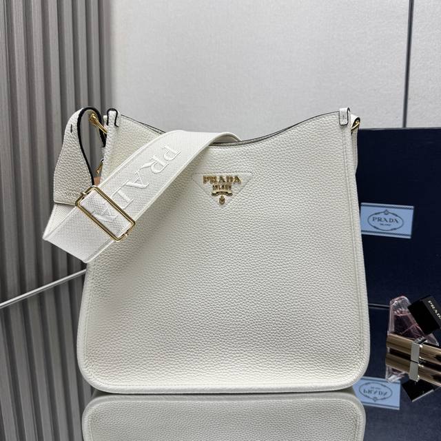 正品级 顶级原单 新款织物斜跨包 73大号Tote包这款皮革迷你单肩包设计简约 正面金属三角形徽标平添标志性格调 配有可拆卸 调节徽标印花织带 上身效果非常美彰