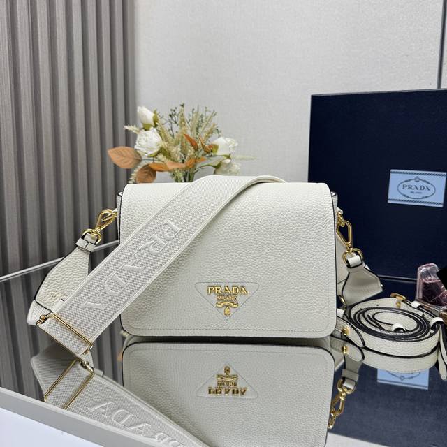 正品级 顶级原单 新款1Bd314双肩带这款百搭手袋选用皮革制成 简约精致 织带肩带点缀字母徽标 平添动感 配有两条可交换可调节长肩带设计 织物织带和牛皮搭配