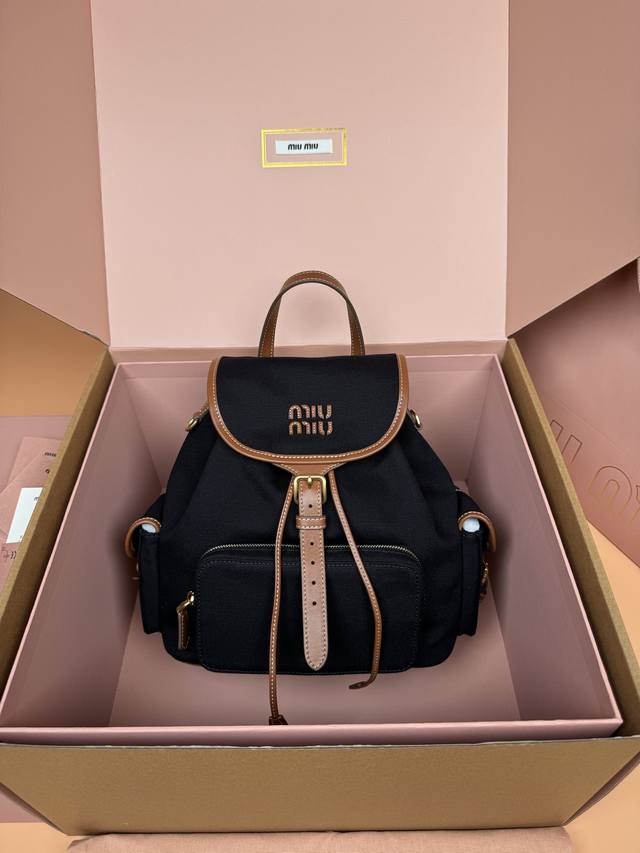 原厂皮 配图片包装 特级五金原厂皮 帆布和牛皮革双肩包 黑色 这款帆布与皮革双肩背包采用校园风设计 让人想起童年 融合精湛工艺与休闲态度 别致的多口袋设计彰显品