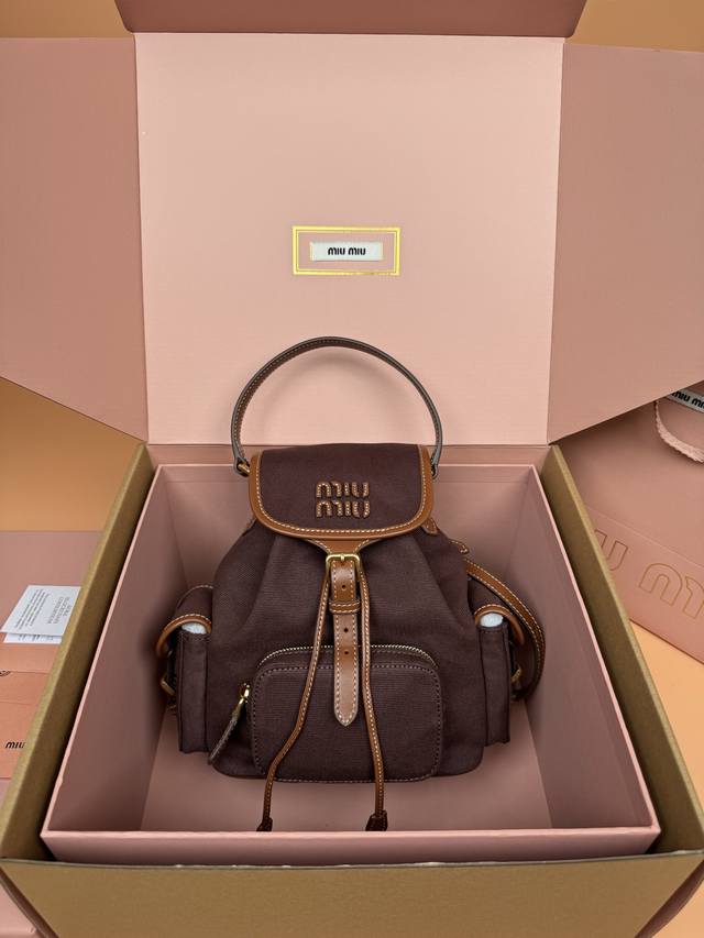 原厂皮 配图片包装 特级五金原厂皮 帆布和牛皮革双肩包 咖色 这款帆布与皮革双肩背包采用校园风设计 让人想起童年 融合精湛工艺与休闲态度 别致的多口袋设计彰显品