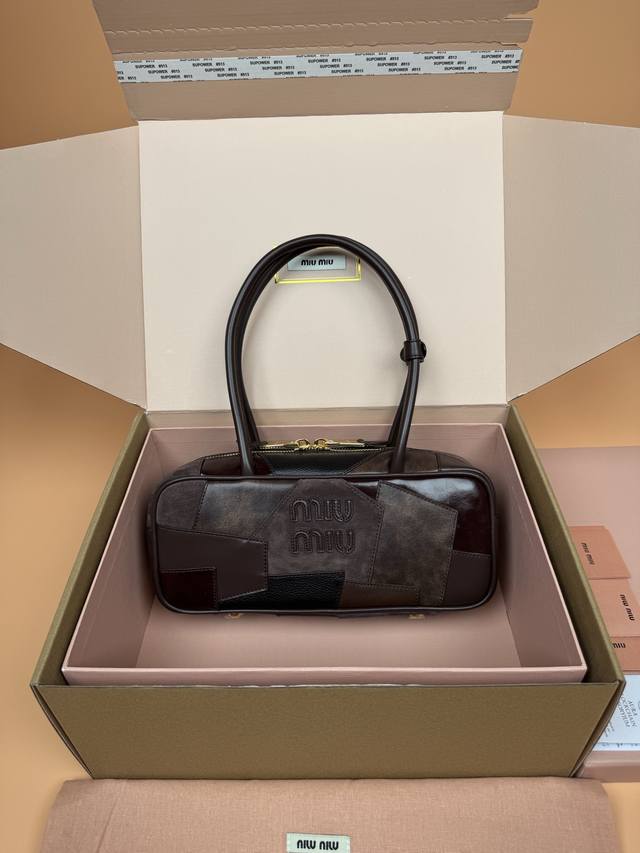 原厂皮 配图片包装 特级五金原厂皮 Beau牛皮革和羊皮革拼贴手袋 手提包 单肩包 棕石南木 这款Beau手袋呈现转微的复古风格 同时通过贴饰彰现代个性 字母徽