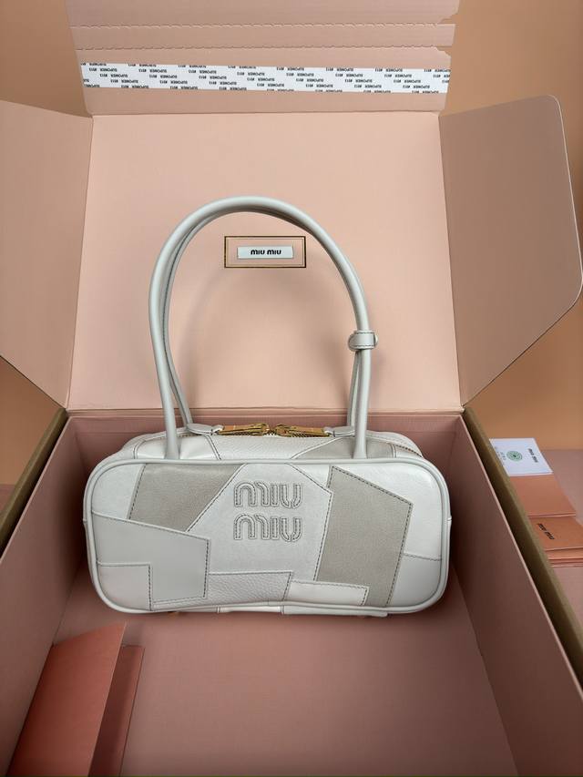 原厂皮 配图片包装 特级五金原厂皮 Beau牛皮革和羊皮革拼贴手袋 手提包 单肩包 白拼 这款Beau手袋呈现转微的复古风格 同时通过贴饰彰现代个性 字母徽标彰