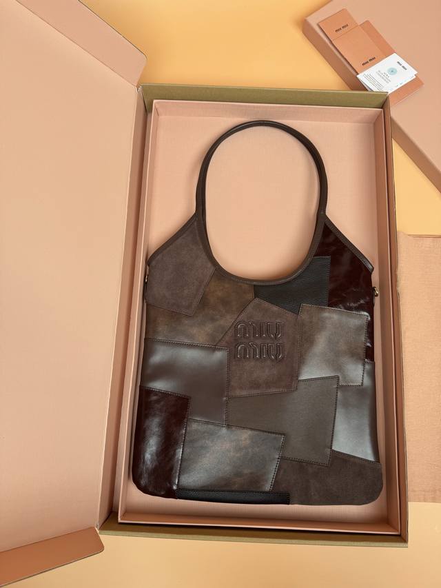 原厂皮 配图片包装 特级五金原厂皮 Ivy牛皮革和羊皮革拼贴手提包 单肩包 拼石南木 这款Ivy手袋呈现轻微的重古风格 同时通过贴饰彰显现代个性 字母徽标彰显品