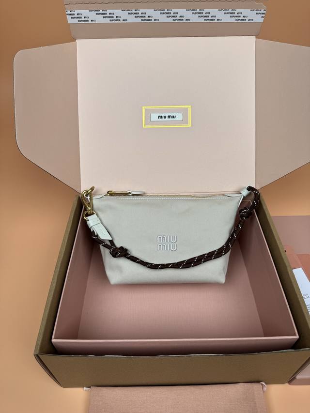 原厂皮 配图片包装 特级五金原厂皮 Nappa华达呢质感小包 白布 这款采用华达呢织物与同色系刺绣徽标 赋予了这款小袋百搭特质 双色编织饰带抽绳彰显品牌风格本真