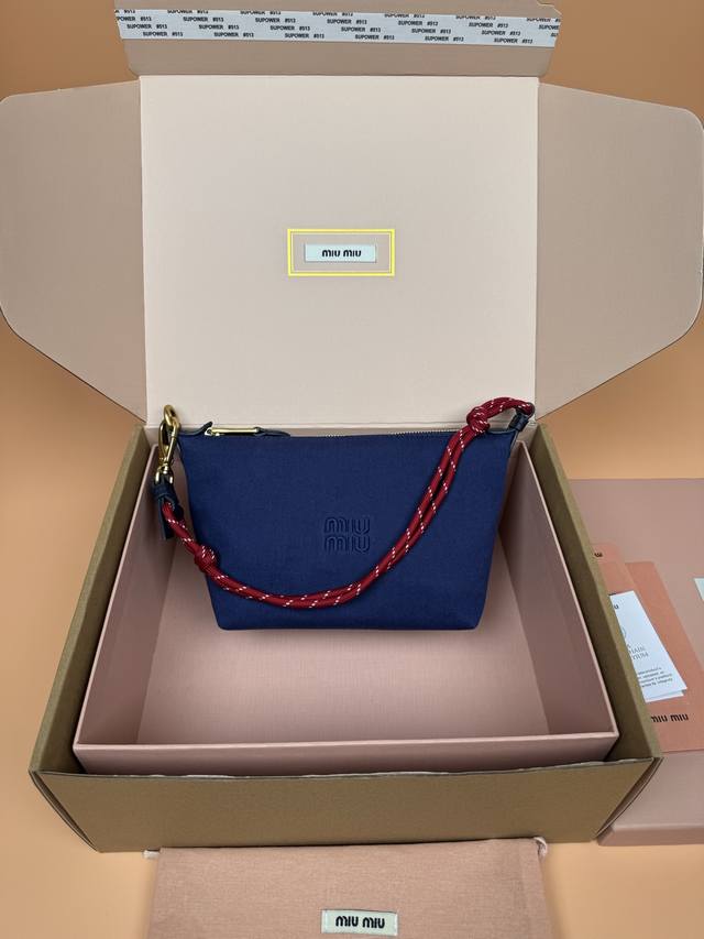 原厂皮 配图片包装 特级五金原厂皮 Nappa华达呢质感小包 蓝布 这款采用华达呢织物与同色系刺绣徽标 赋予了这款小袋百搭特质 双色编织饰带抽绳彰显品牌风格本真