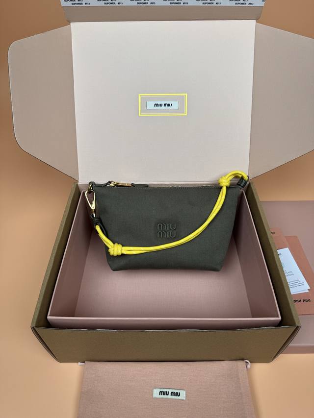 原厂皮 配图片包装 特级五金原厂皮 Nappa华达呢质感小包 绿布 这款采用华达呢织物与同色系刺绣徽标 赋予了这款小袋百搭特质 双色编织饰带抽绳彰显品牌风格本真 原厂皮 配图片包装 特级五金原厂皮 Nappa华达呢质感小包 绿布 这款采用华达呢织物与同色系刺绣徽标 赋予了这款小袋百搭特质 双色编织饰带抽绳彰显品牌风格本真