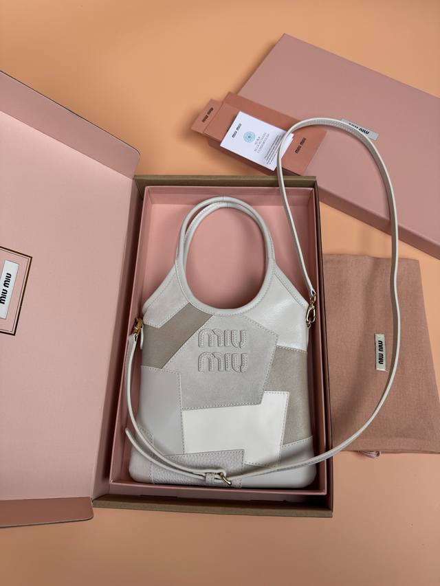 原厂皮 配图片包装 特级五金原厂皮 Ivy牛皮革托特包小号手提包 斜挎包 拼白色 这款牛皮托特包饰有金属细节品牌字母徽标 彰显经典风格 非常有辨识度 尺寸:W2