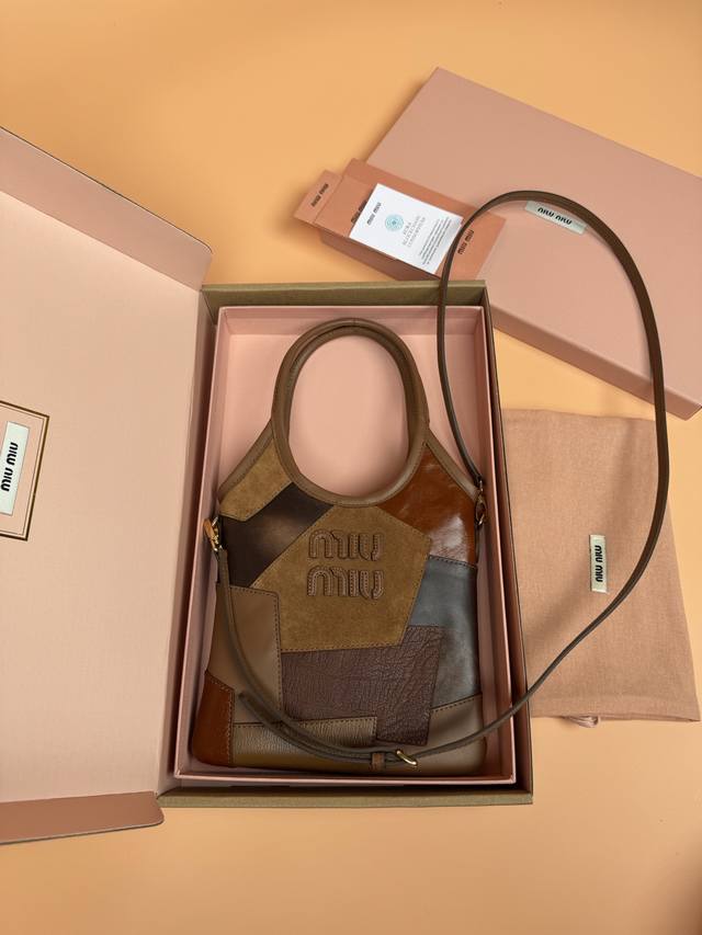 原厂皮 配图片包装 特级五金原厂皮 Ivy牛皮革托特包小号手提包 斜挎包 拼棕色 这款牛皮托特包饰有金属细节品牌字母徽标 彰显经典风格 非常有辨识度 尺寸:W2