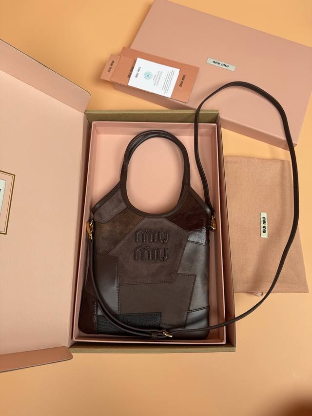 原厂皮 配图片包装 特级五金原厂皮 Ivy牛皮革托特包小号手提包 斜挎包 拼石南木 这款牛皮托特包饰有金属细节品牌字母徽标 彰显经典风格 非常有辨识度 尺寸:W