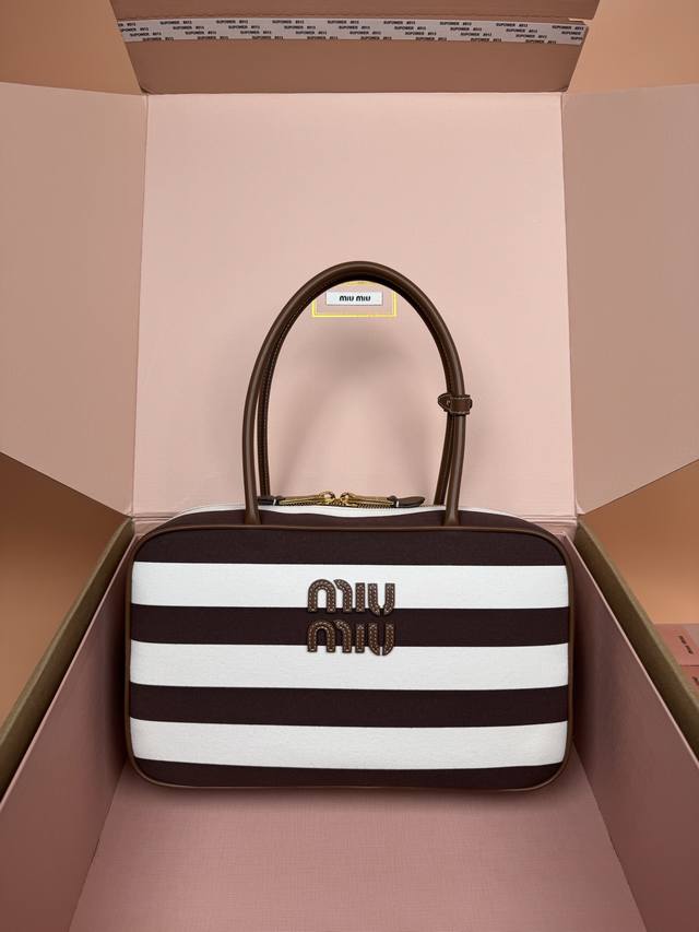 原厂皮 配图片包装 特级五金原厂皮 Beau帆布和牛皮黄大号手提包 白布咖 这款风格经典而又大胆不羁 为Beau帆布手提包以条纹图案唤起经典夏日衣橱记忆 筒约线