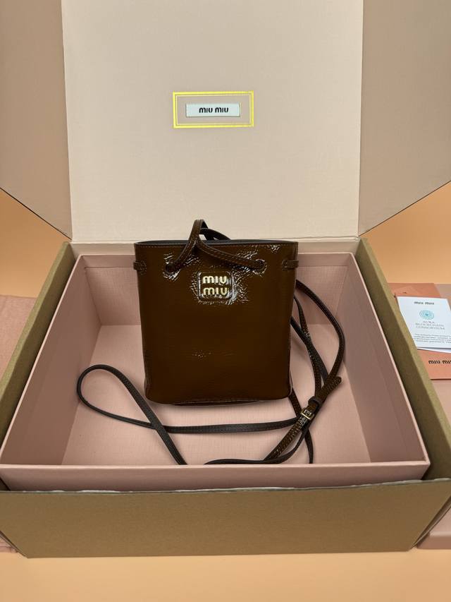 原厂皮 配图片包装 特级五金原厂皮 Nappa漆面羊皮革手提包 单肩包 亮棕 这款Nappa漆面羊皮的柔软质感见长 可调式肩带增添实用细节 而压花字母徽标则彰显