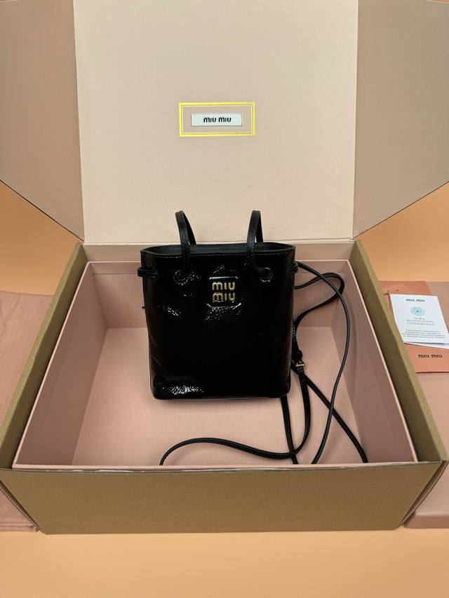 原厂皮 配图片包装 特级五金原厂皮 Nappa漆面羊皮革手提包 单肩包 亮黑 这款Nappa漆面羊皮的柔软质感见长 可调式肩带增添实用细节 而压花字母徽标则彰显