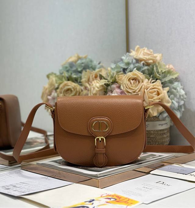 正品级 高版本 new Dior Bobby 中号手袋 棕色荔枝纹 这款 Dior Bobby 手袋是二零二五早春系列新品 以高雅线条和匀称比例全新演绎水饺包廓 正品级 高版本 new Dior Bobby 中号手袋 棕色荔枝纹 这款 Dior Bobby 手袋是二零二五早春系列新品 以高雅线条和匀称比例全新演绎水饺包廓