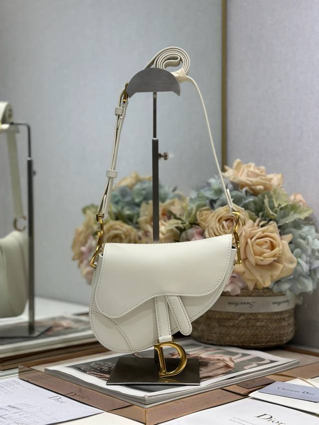 正品级 高版本 迷你 Soft Saddle 马鞍包 附肩带 白色 这款 Soft Saddle 马鞍包重新诠释 Dior 经典设计 打造柔软的版本 采用浅金色 正品级 高版本 迷你 Soft Saddle 马鞍包 附肩带 白色 这款 Soft Saddle 马鞍包重新诠释 Dior 经典设计 打造柔软的版本 采用浅金色