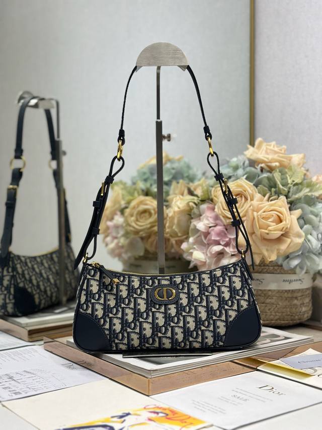 正品级 高版本 30 Montaigne Wanderlust 蓝D布配皮 这款 Wanderlust 迷你手袋是二零二五秋季成衣系列新品 以时尚精致的设计丰富