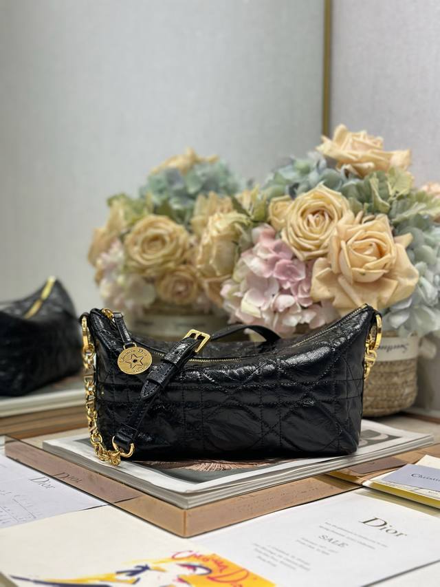 正品级 高版本 diorstarhobo 链条手袋 黑色油蜡皮 这款Diorstar Hobo 链条手袋是二零二四春夏成衣系列新 品 造型时尚 设计实用 廓形柔