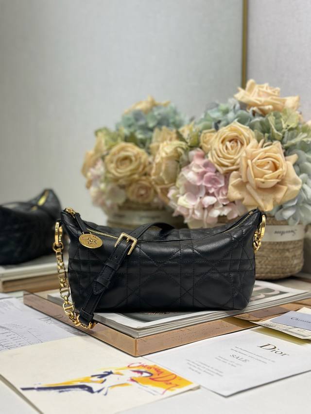 正品级 高版本 diorstarhobo 链条手袋 黑色羊皮 这款Diorstar Hobo 链条手袋是二零二四春夏成衣系列新 品 造型时尚 设计实用 廓形柔软
