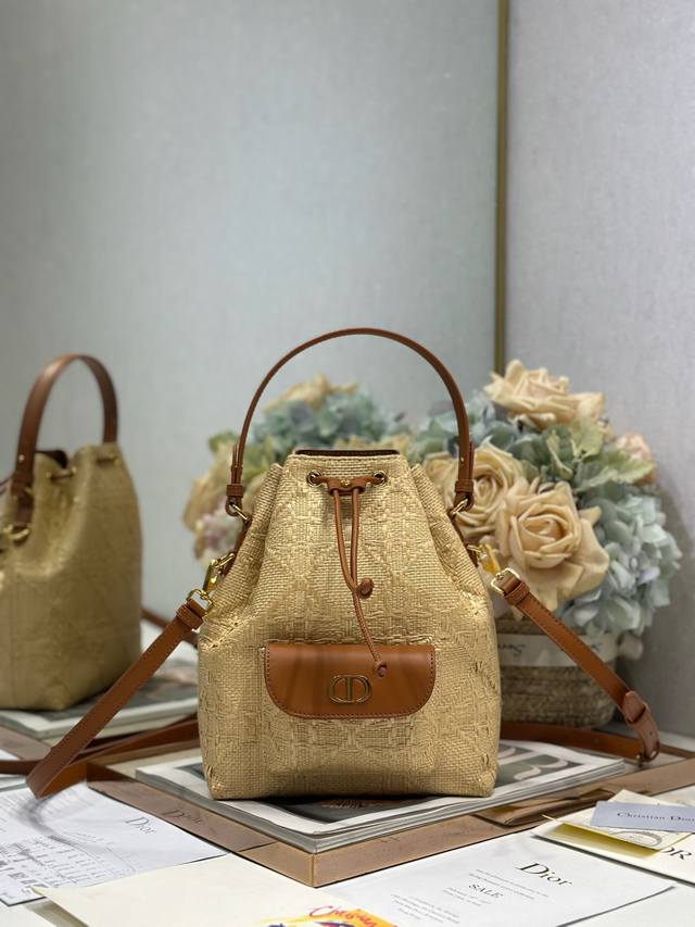 正品级 高版本 小号 Dior Caro 水桶包 编织 这款 Dior Caro 水桶包是二零二五秋季成衣系列新品 彰显时尚优雅风范 采用天然拉菲草等材质精心制