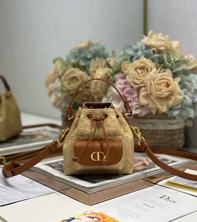 正品级 高版本 微型 Dior Caro 水桶包 编织 这款微型 Dior Caro 水桶包是二零二五秋季成衣系列新品 彰显时尚优雅风范 采用天然拉菲草等材质革
