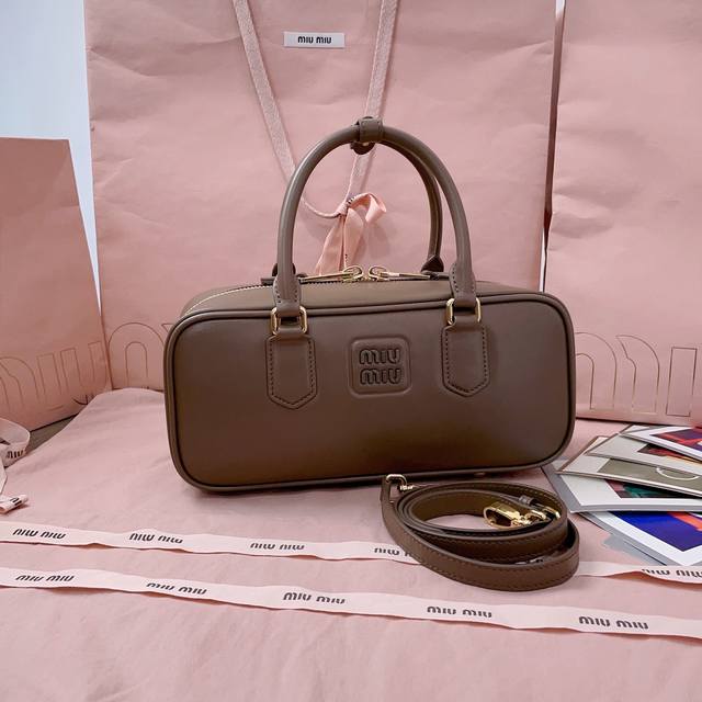 正品级 新版本 5Bb148 Miu家新款保龄球包包 官网主推 今年绝对爆款式 顶级进口小牛皮 Miu家独具风格Matelasse图案 包身精致立体有型 正面刻 正品级 新版本 5Bb148 Miu家新款保龄球包包 官网主推 今年绝对爆款式 顶级进口小牛皮 Miu家独具风格Matelasse图案 包身精致立体有型 正面刻