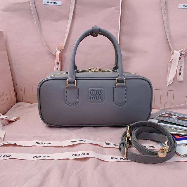 正品级 新版本 5Bb148 Miu家新款保龄球包包 官网主推 今年绝对爆款式 顶级进口小牛皮 Miu家独具风格Matelasse图案 包身精致立体有型 正面刻