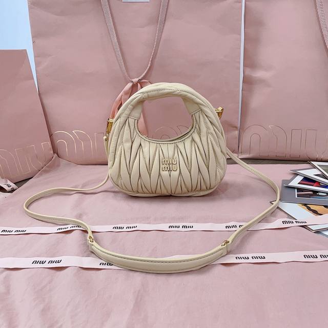 B Miumiu新品迷你Miuwander手袋 全新马卡龙新色 采用进口小羊皮经典品牌标志性Matelasse纹理绣花 复古磨砂五金 利用圆孤的曲线 保留了应有