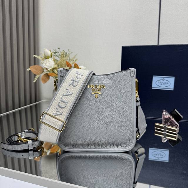 正品级 顶级原单 专柜新款单肩包1Bh191到货啦 配有两条肩带 这款皮革迷你单肩包采用进口鹿纹牛皮设计 简约又大气 正面金属三角形徽标平添标志性格调 可调式可