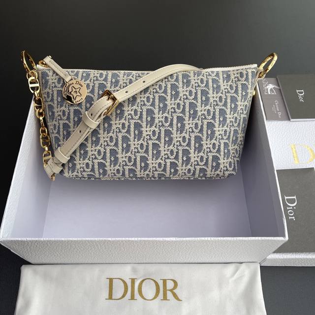 原厂皮 顶级高端 进口材料 Hobo鏈條手袋係列 这款手袋采用藍色格纹布等精心制作 轻盈的棉质牛仔布饰以耐久的酒椰草线刺绣 突显Oblique印花提花面料精心制