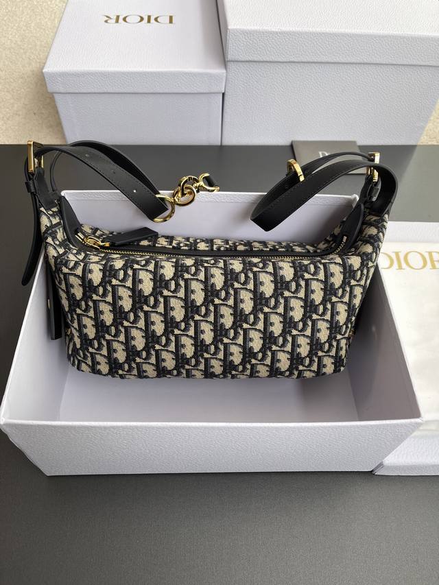 原厂皮 顶级高端 进口材料 D-Journey小号手袋 这款手袋质地柔软 以摩登设计全新演绎水饺包廓形 采用Oblique印花面料精心制作 圆角翻盖典线精致 主