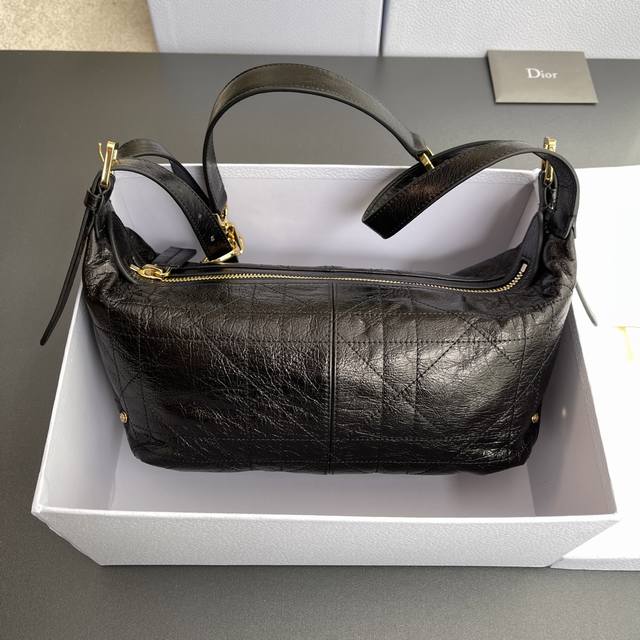 原厂皮 顶级高端 进口材料 d-Journey小号手袋 这款手袋质地柔软 以摩登设计全新演绎水饺包廓形 采用黑色褶皱牛皮革精心制作 主隔层内设有一个拉链口袋 两