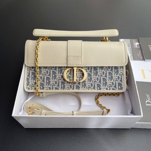 原厂皮 顶级高端 进口材料 30Montaigne 这款30Montaigne Top Handle手袋采用典雅实用的设计提升该系列的格调 采用浅饼干色牛皮革和