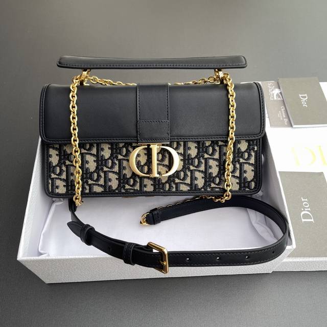 原厂皮 顶级高端 进口材料 30Montaigne 这款30Montaigne Top Handle手袋采用典雅实用的设计提升该系列的格调 采用蓝色提花面料精心