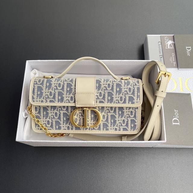 原厂皮 顶级高端 进口材料 Miss Montaigne 这款Miss Montaigne 迷你链条手袋兼用实用功能与优雅气质 采用蓝色提花面料精心制作 突显经 原厂皮 顶级高端 进口材料 Miss Montaigne 这款Miss Montaigne 迷你链条手袋兼用实用功能与优雅气质 采用蓝色提花面料精心制作 突显经