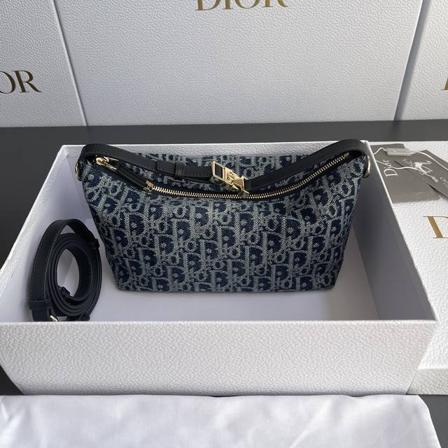 原厂皮 顶级高端 进口材料 中號Nomad手拿包 这款手拿包采用典雅的设计 采用Denim Oblique蓝色提花面料精心制作 突显经典款的Denim Obli 原厂皮 顶级高端 进口材料 中號Nomad手拿包 这款手拿包采用典雅的设计 采用Denim Oblique蓝色提花面料精心制作 突显经典款的Denim Obli