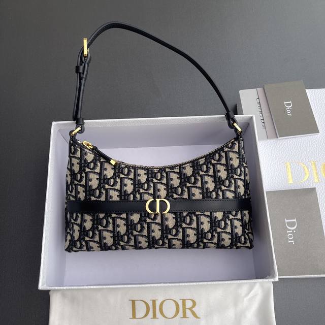 原厂皮 顶级高端 进口材料 30 Montaigne Cigale手袋係列 这款手袋采用藍色Obique印花面料等材精心制作 搭配正面装饰性蓝色牛皮革饰带 饰以