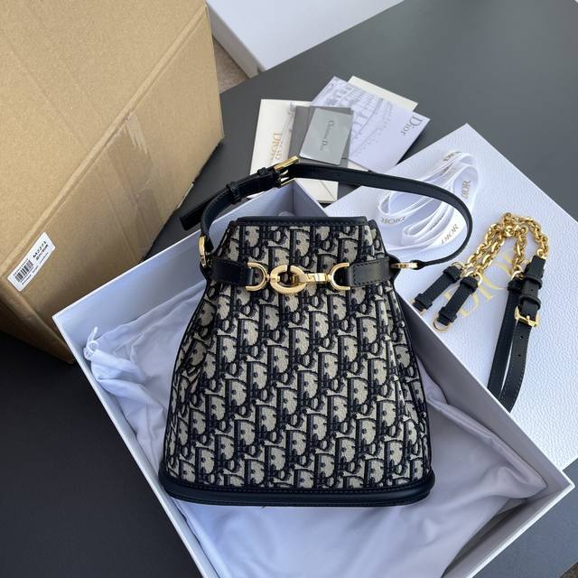 原厂皮 顶级高端 进口材料 Amber 链条水桶包 这款30Montaigne 链条水桶包手袋采用典雅的设计 采用蓝色提花面料精心制作 突显经典款的Obliqu