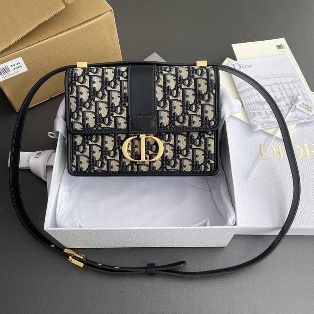 原厂皮 顶级高端 进口材料 30Montaigne 手袋小号 这款30 Montaigne 手袋采用典雅的设计 采用蓝色提花面料精心制作 突显经典款的Obliq