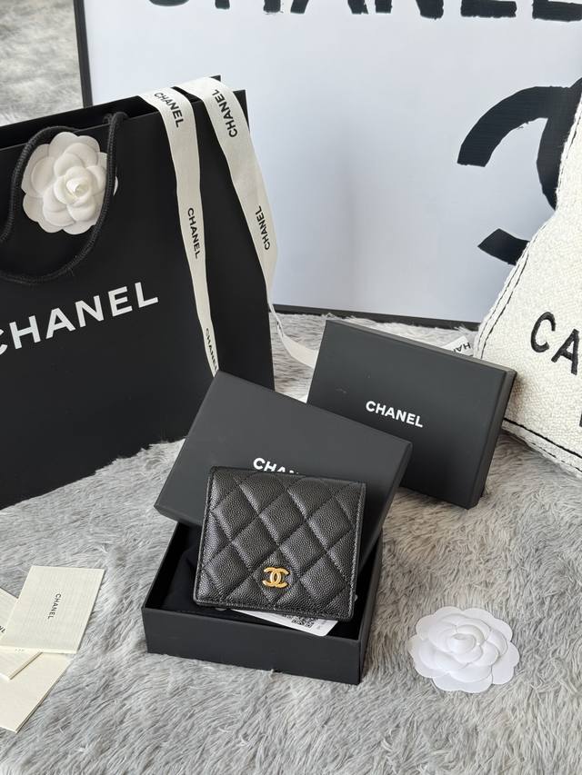 新品Chanel 对折短钱包到货牛皮制作内里带零钱袋 这类钱包超级实用 卡位多还有长隔层可放包里 可手拿 颜色如图所示明 编号 A84028 尺寸12X12X3