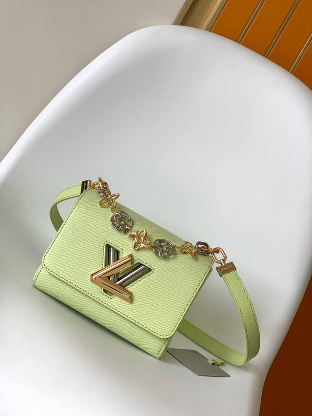 M22768果绿 M23074桃色 顶级原单 大号M22773黑色 M22774米白本款 Twist 小号手袋将 Monogram 花卉融入链条 与 Lv Tw