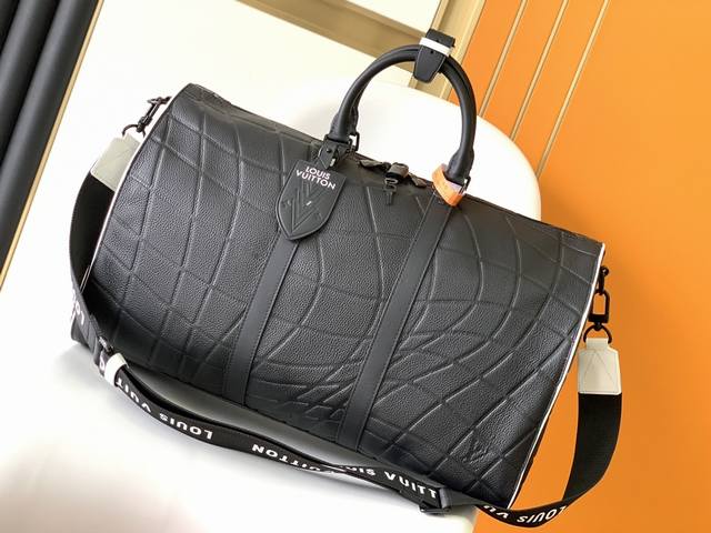 顶级原单 M21382 黑色全皮 旅行袋系列 Keepall Band Oul I Re 50周末包由Tauri Lon小牛皮制成 饰有一个图案 让人想起进球时
