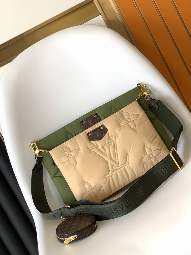 顶级原单 M58980 黑色 玫红色 M58977 墨绿 杏色Maxi Multi pochette Accessoires 手袋采用 Econyl 再生锦纶