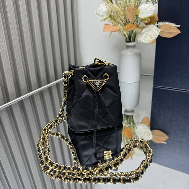 顶级原单 绣格小水桶 款号 1Nr016这款绣格小水桶采用复杂绣格手工和进口尼龙面料 涂珐琅金属三角形徽标装饰开合设计 金属铁琏可斜跨 太可爱了 上身的效果非常