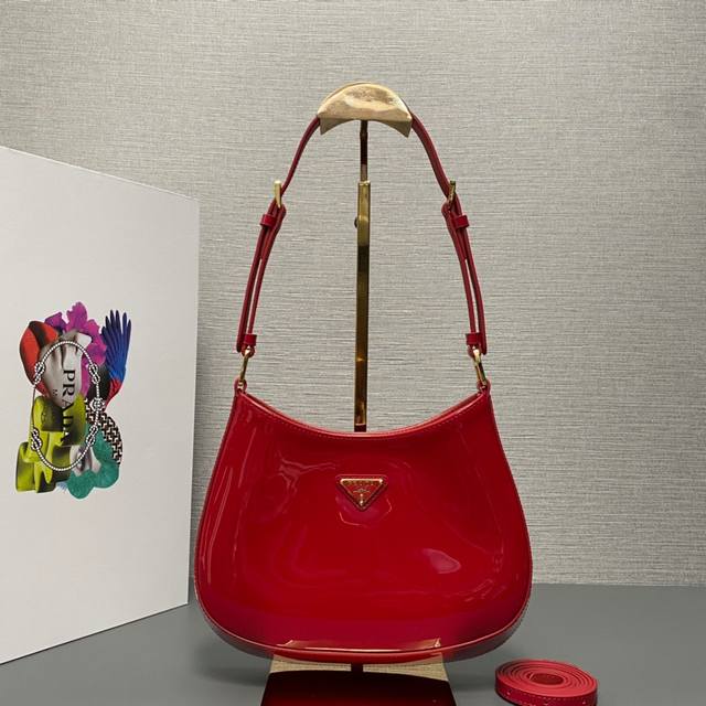 顶级原单 新款漆皮腋下包1Bc169漆皮这款Cheo单肩包采用进口漆皮牛皮 配有2条可交换皮肩带 便于肩背 斜跨设计 焕发精致魅力 异形的包型设计 又酷又时尚