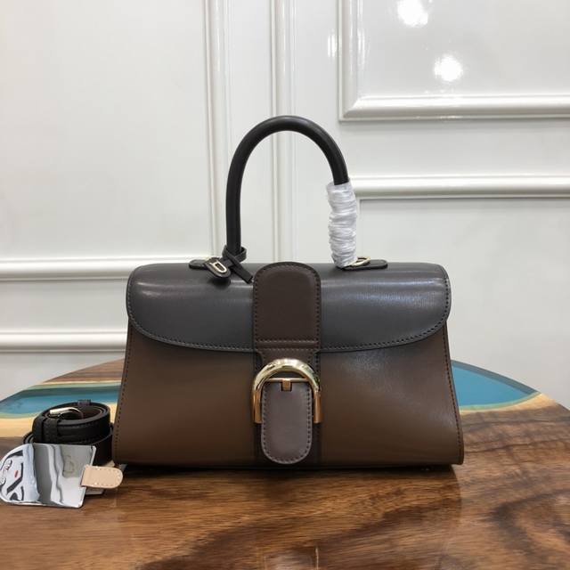 delvaux 秋冬Brillant Camaeux-Denim 包袋系列# 选用Box Calf 皮革不同的蓝色.再拼贴成海的维度 由浅及深 营造出充满意境的