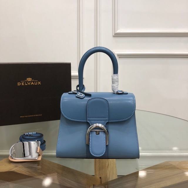 delvaux 秋冬Brillant Camaeux-Denim 包袋系列# 选用Box Calf 皮革不同的蓝色.再拼贴成海的维度 由浅及深 营造出充满意境的