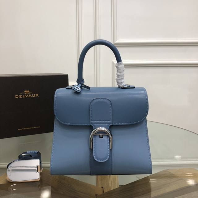 delvaux 秋冬Brillant Camaeux-Denim 包袋系列# 选用Box Calf 皮革不同的蓝色.再拼贴成海的维度 由浅及深 营造出充满意境的