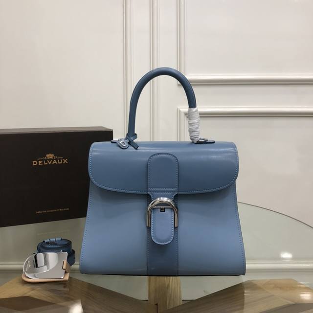 delvaux 秋冬Brillant Camaeux-Denim 包袋系列# 选用Box Calf 皮革不同的蓝色.再拼贴成海的维度 由浅及深 营造出充满意境的